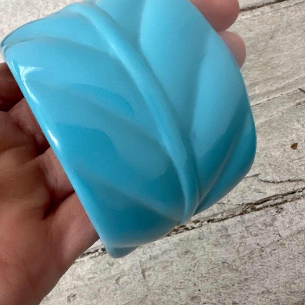 Vintage Chunky Wide Blue Carved Lucite Bangle - Picture 2 of 6